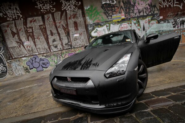 Nissan gtr noir avec porte ouverte