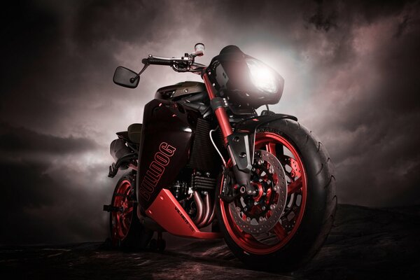 Moto Triple rouge sur fond sombre