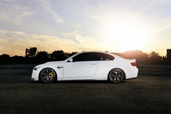 Blanco BMW M3 e92 con ruedas negras en el lateral