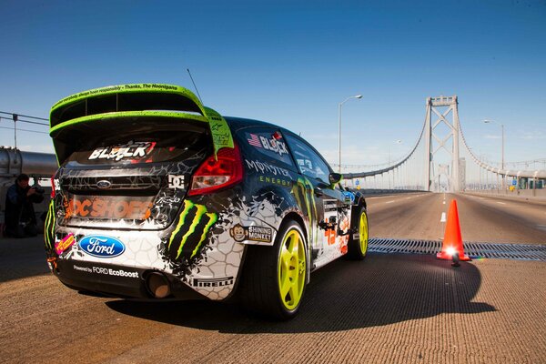 Une belle voiture Monte sur le pont