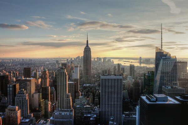 Schöner Sonnenaufgang über der Stadt