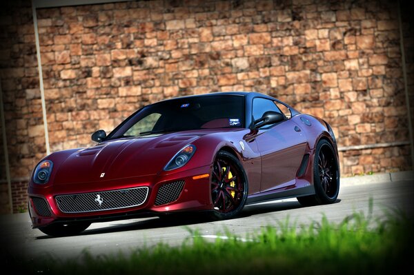 Coche rojo Ferrari 599 TRP sobre hierba