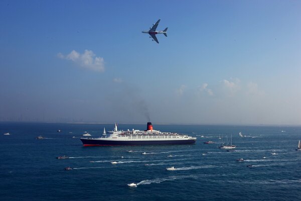 Passagierschiff von Queen Elizabeth umgeben von Sicherheit