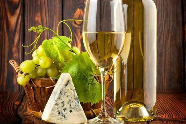 Vino bianco sul tavolo con formaggio