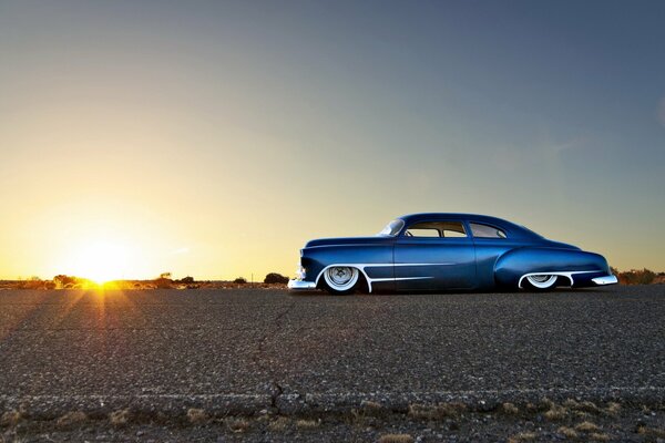 Klassischer blauer Chevrolet bei Sonnenuntergang