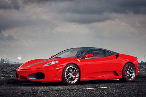 Elegante ferrari rossa sullo sfondo della fabbrica