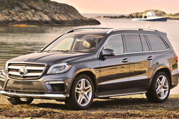 Jeep mercedes-benz en la orilla en el fondo de un barco