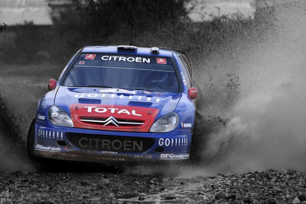 Citroen car, participates in the rally