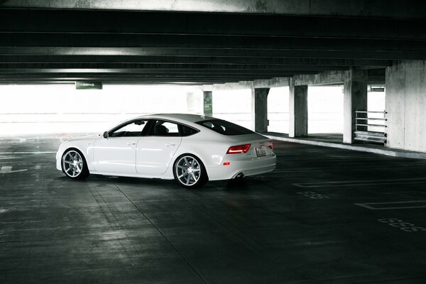 Audi A7 bianca con messa a punto nel parcheggio