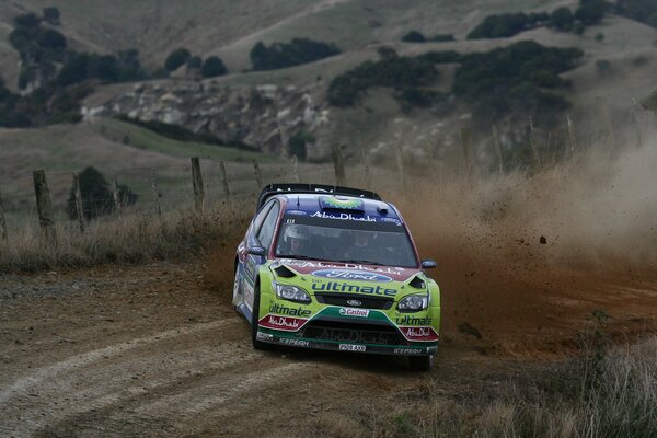 Voiture de sport Ford sur fond de montagnes