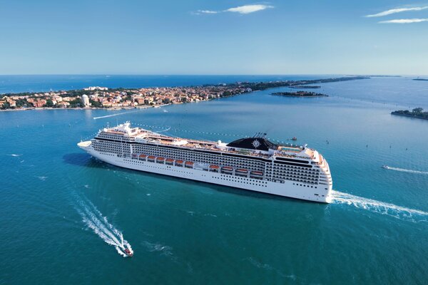 Passagierschiff schwimmt im Meer