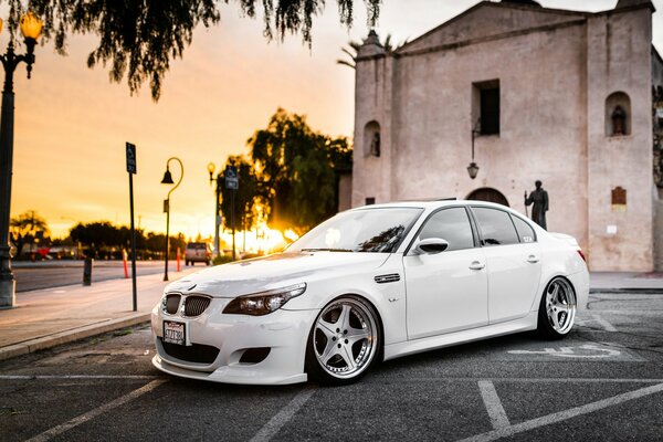 Autowalls bmw m5 white