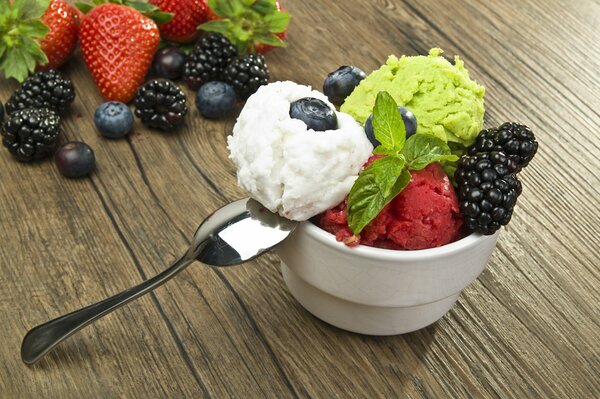 Delizioso bel gelato in una tazza sul tavolo