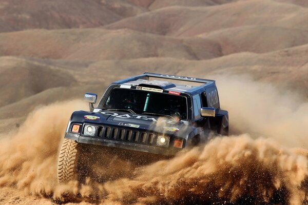 SUV noir à la course Dakar