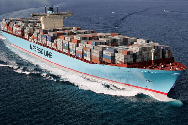 Das Seeschiff Maersk line transportiert die Fracht