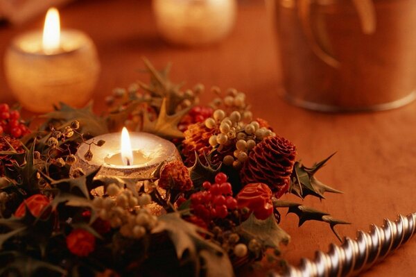 Velas cálidas para Navidad en la mesa