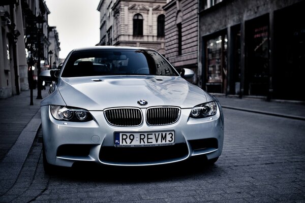 BMW M3 argento nell ambiente urbano di Polonia