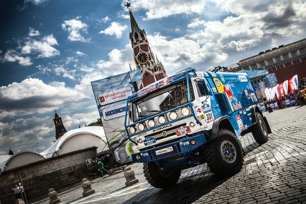 KAMAZ vor dem Hintergrund des Moskauer Kremls