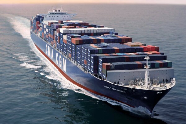 Le super porte-conteneurs de la société CMA CGM en route vers l océan