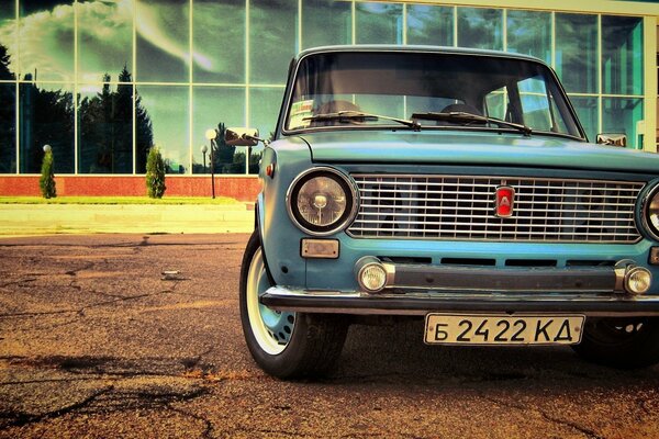 VAZ 2101 en el fondo de las ventanas panorámicas