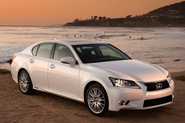 Lexus gs450h am Strand bei Sonnenuntergang