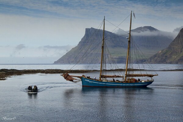 Färöer-Gebirgsinseln, Boot in der Bucht