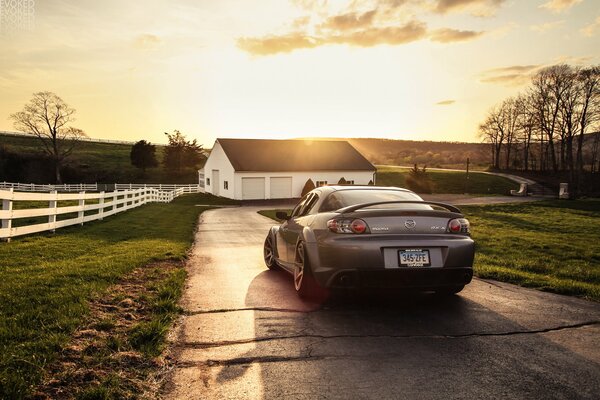 Mazda rx -8 gris en el camino a casa