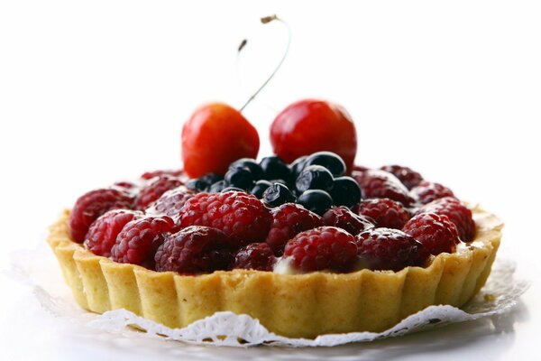 Tartlet with raspberries, blueberries and cherries