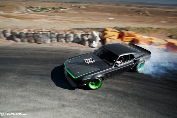 Schwarzer Ford Mustang rtr-x mit rauchenden Rädern