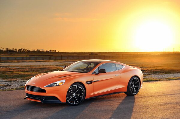 Naranja aston martin en el fondo de la puesta de sol