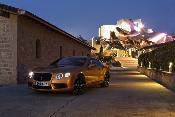 Bronze Bentley, al crepuscolo con cielo blu