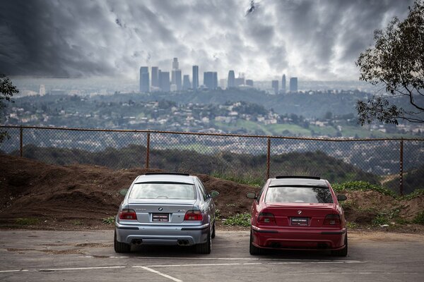 Dos coches en el fondo de la ciudad