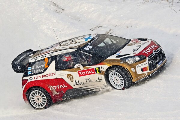 Citroen im Winterrennen Seitenansicht