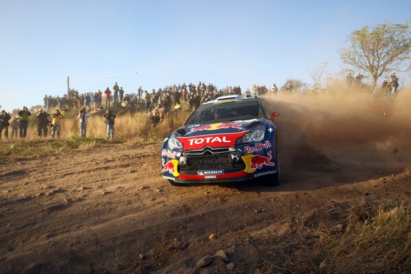 Voiture de course et équipe de fans