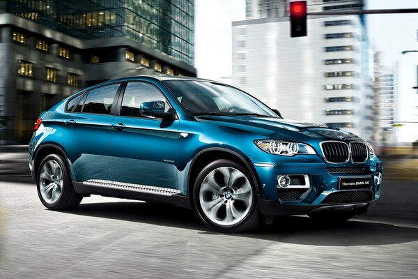 Autoempapelado con un coche azul BMW x 6 en el semáforo