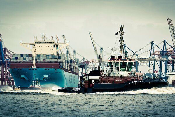 Nave portacontainer che naviga sull oceano ad Amburgo