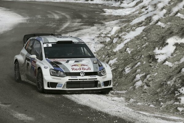 Une voiture de sport surmonte une course difficile dans les montagnes