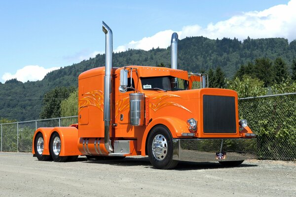 Оранжевый тягач peterbilt 379 в цвете