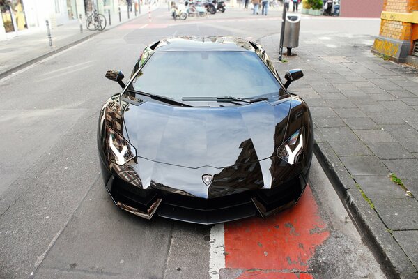 Auto Lamborghini di colore nero sullo sfondo della strada