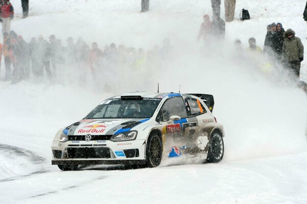 Un coche deportivo se queda dormido con la nieve