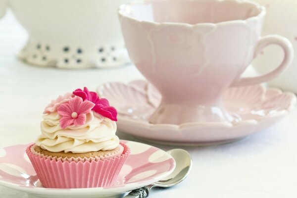 Cupcake rosa con flores. Vajilla rosa