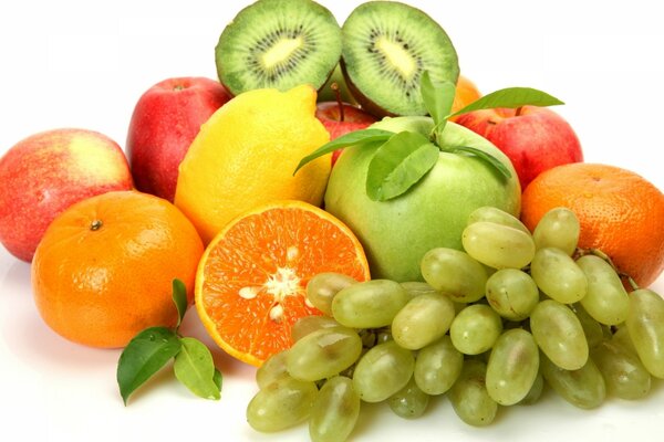 Fruits tels que raisins, kiwis, pommes