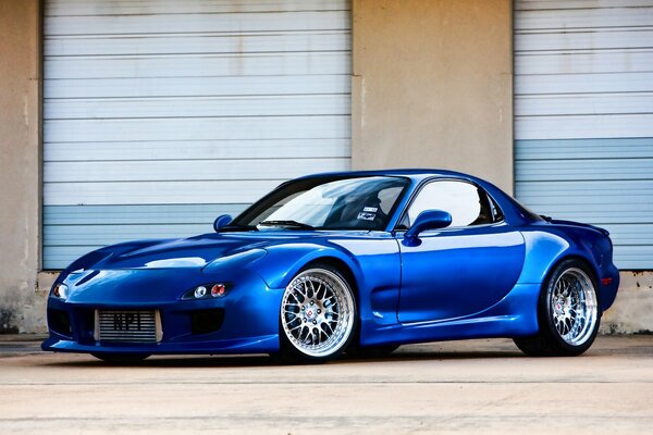 Ausgestanzter Mazda rx-7 in Blau