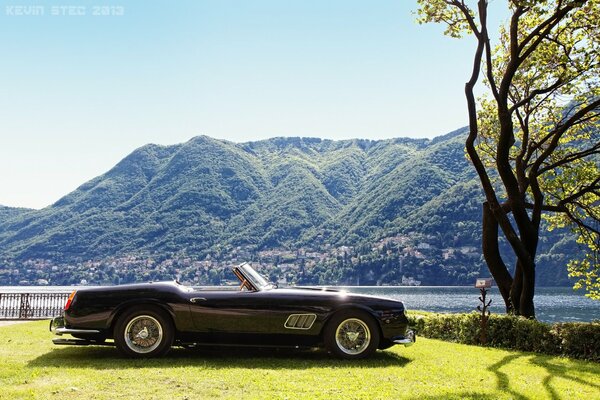 California 1961 Ferrari 250 gt swb sullo sfondo delle montagne