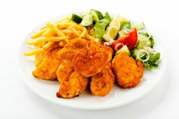 Saftige Schnitzel mit Kartoffeln und Salat