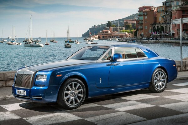 Rolls-royce blau auf einem unvorsichtigen Ozean Maschine Phantom