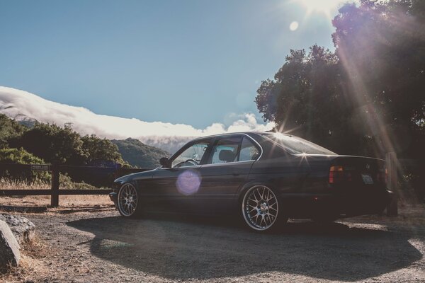 BMW se encuentra en las montañas contra el color azul del cielo