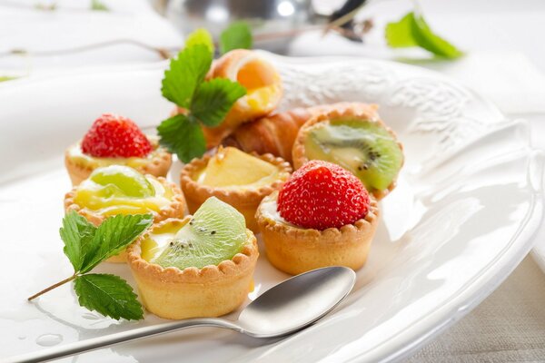 Tortine dolci con frutta su un piatto