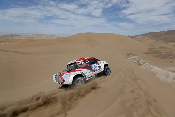 Voiture Toyota Dakar sur fond de sable