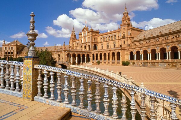 Bellissimo castello in Spagna su uno sfondo di cielo blu